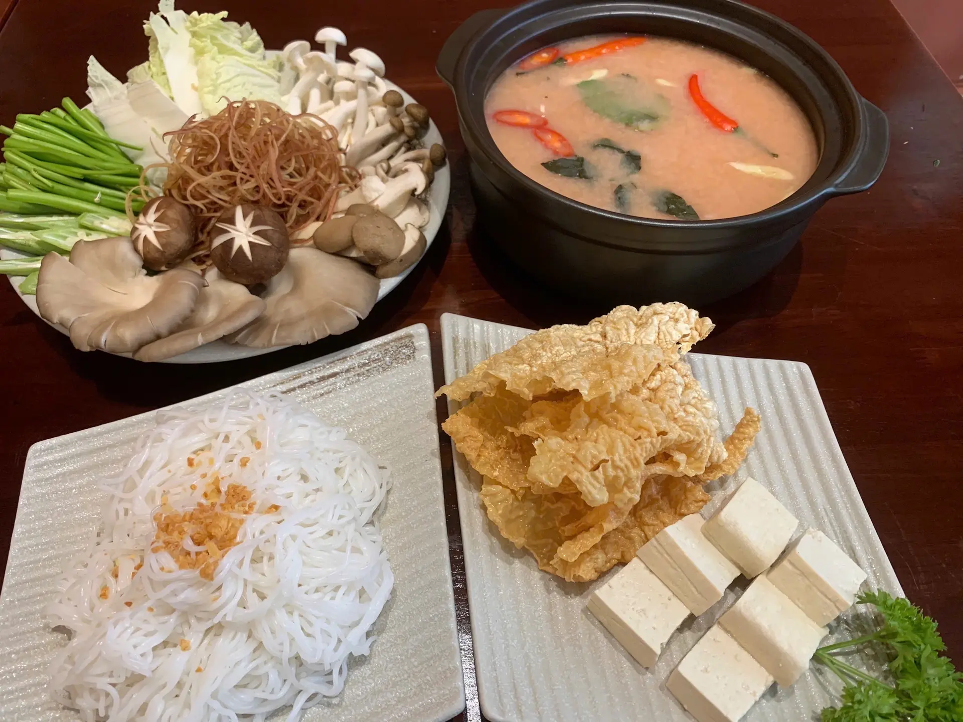 Hình ảnh Lẩu nấm Tomyum lớn/ Big Tomyum hotpot
