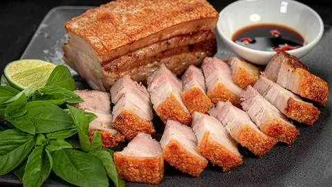Hình ảnh Cơm ba rọi quay giòn bì