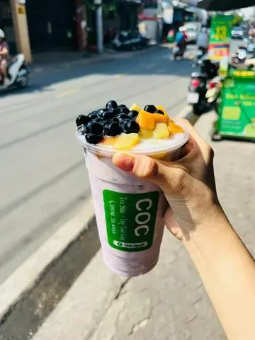 Hình ảnh trà sữa truyền thống full topping sốt khoai môn tươi 