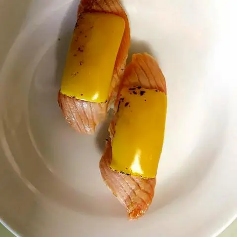 Hình ảnh Sushi Lườn Cá Hồi Phô Mai Nướng Tái