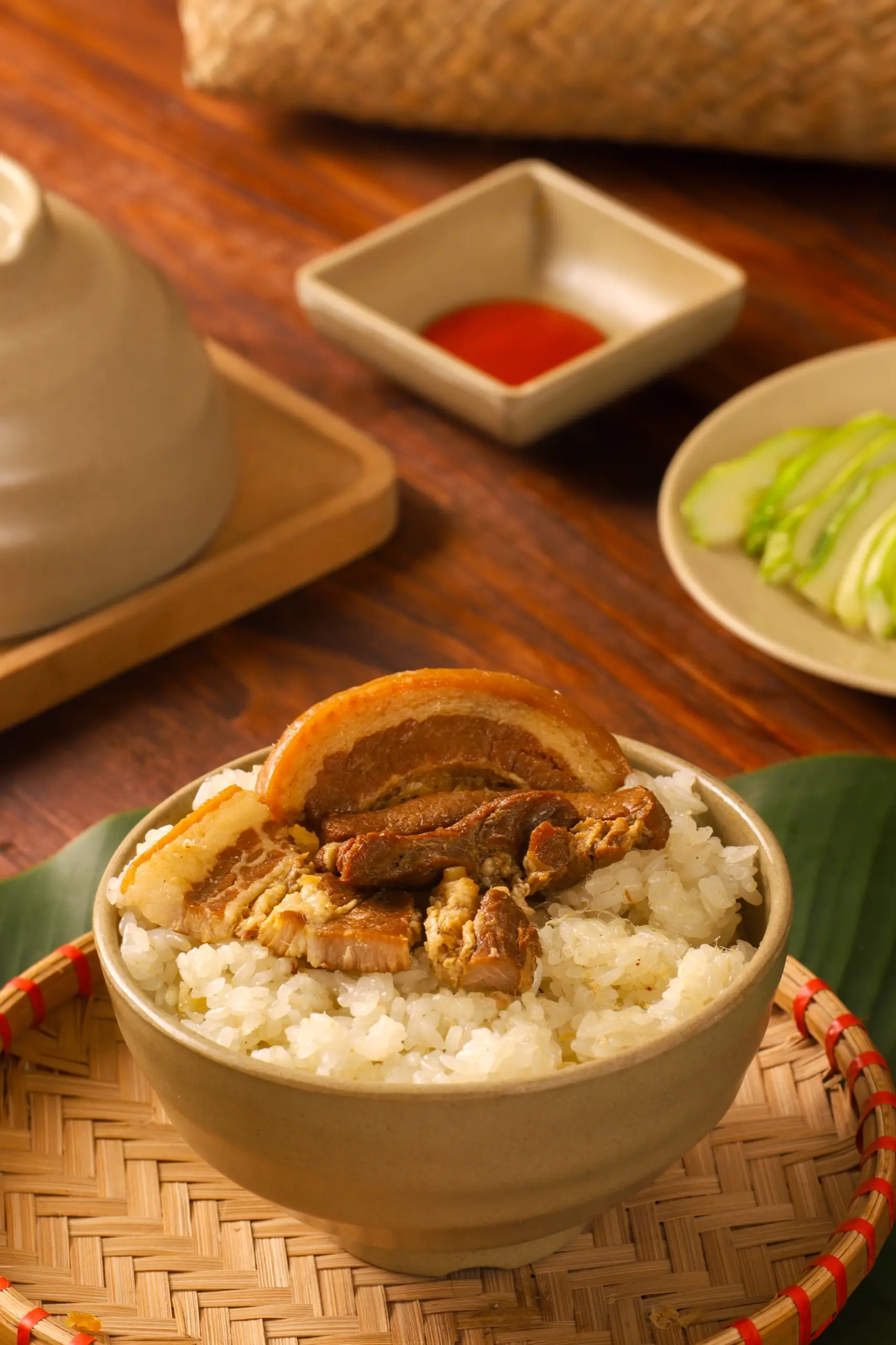 Hình ảnh Xôi trắng thịt ba chỉ kho lạ vị