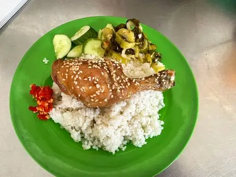 Hình ảnh Cơm Đùi Gà Chiên Mắm