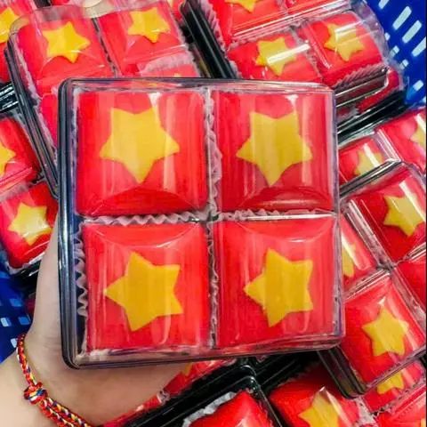 Hình ảnh Crepe sầu riêng phiên bản Quốc kỳ (Hộp 4 cái)