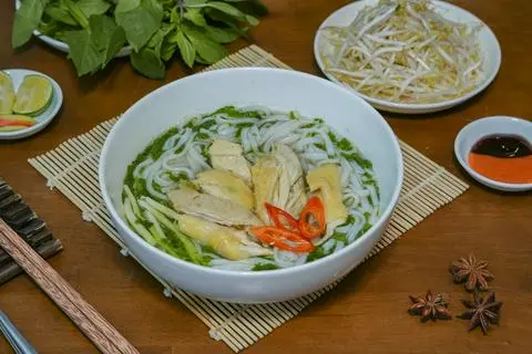 Hình ảnh Phở gà trắng