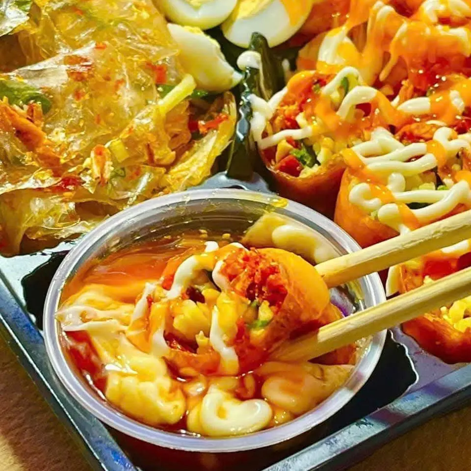 Hình ảnh Combo bánh tráng trộn+ bánh tráng cuốn sốt me bơ+ ly trà tắc 