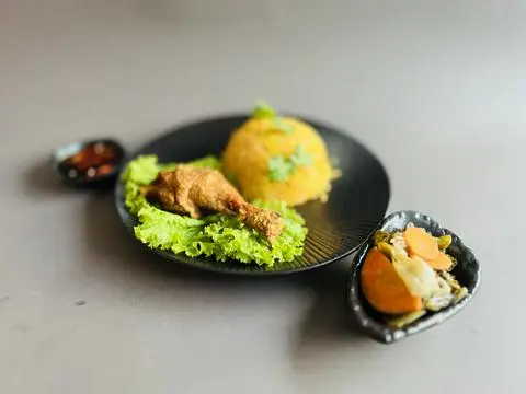 Hình ảnh Cơm gà chiên nước mắm - đùi tỏi