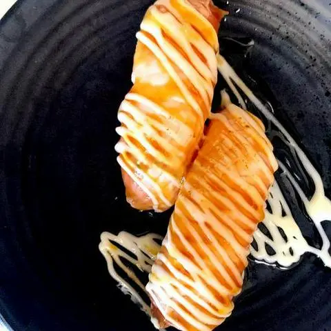 Hình ảnh Sushi Cá Hồi Nướng Tái 