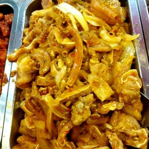 Hình ảnh Cơm lổ tai heo xào sa tế