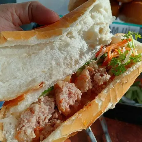 Hình ảnh Bánh mì xíu mại
