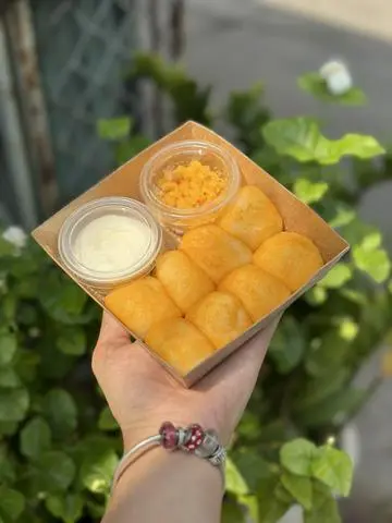 Hình ảnh Mochi chấm sốt phô mai - trứng muối vụn