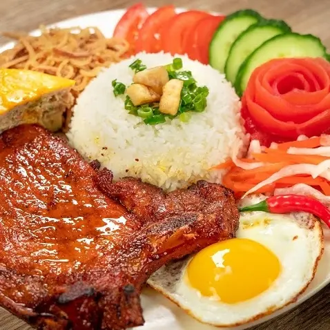 Hình ảnh Cơm sườn nướng+trứng hấp+trứng ốp la+bì (Tặng ly trà tắc ) 
