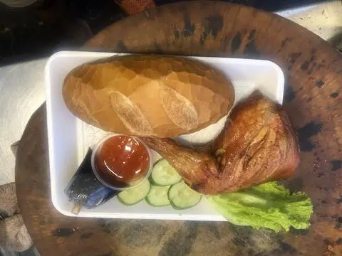 Hình ảnh 1/4 gà  quay bánh mì 