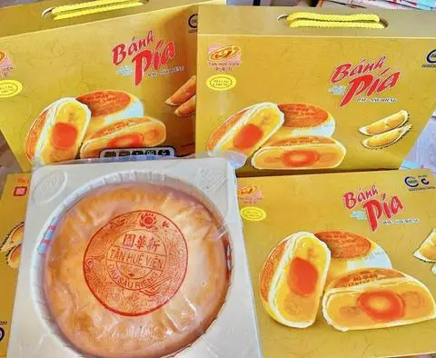 Hình ảnh Bánh Pía 1 kg Tân Huê Viên khổng lồ 8 trứng muối