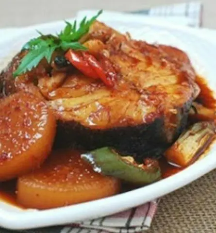 Hình ảnh cơm cá thu kho với củ cải trắng 