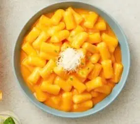 Hình ảnh Tteokbokki phô mai (béo ngọt) - 치즈 떡볶이 (고소하고 달콤한)