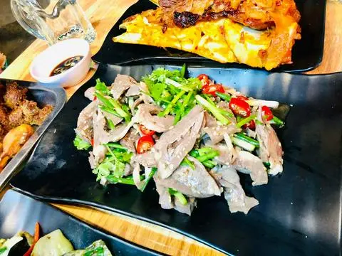 Hình ảnh Gỏi tìm trộn ngò rí 
