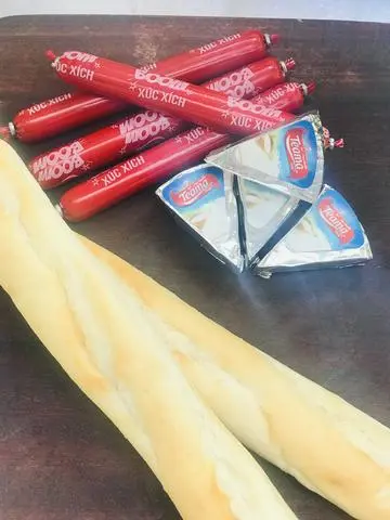 Hình ảnh Bánh mì que Phô mai xúc xích