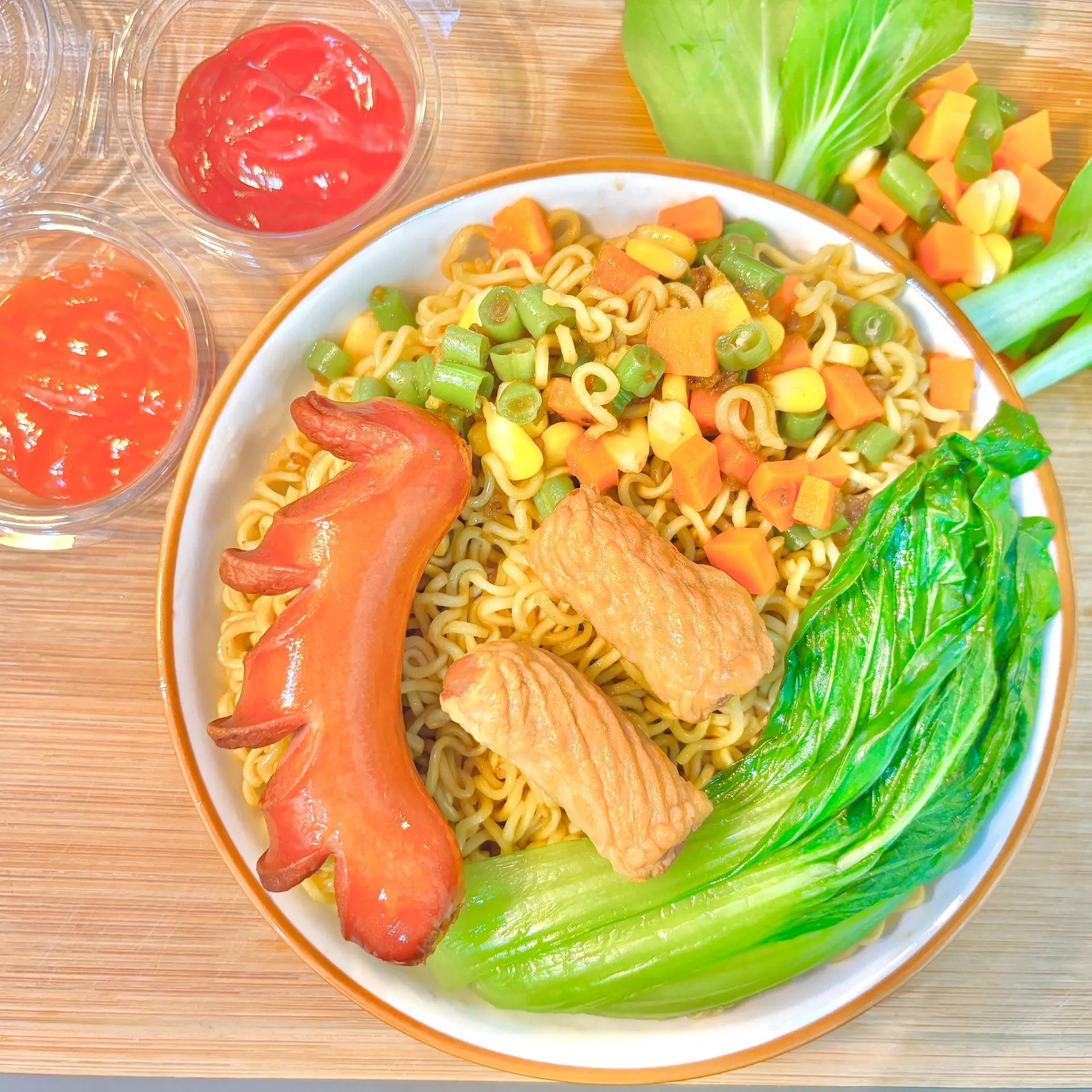 Hình ảnh Mì trộn xúc xích - mực xoắn