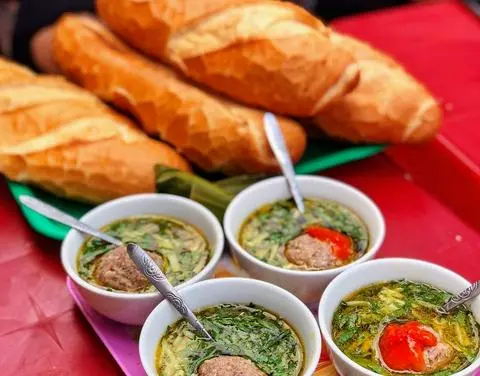 Hình ảnh Combo bao no: 2 ổ bánh mì + 1 chén xíu mại bò cay 