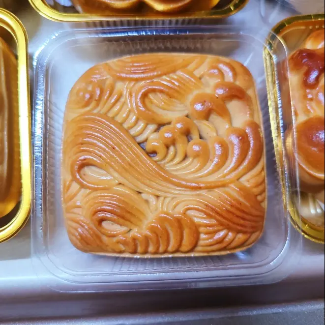 Hình ảnh Bánh trung thu sữa dừa size vừa
