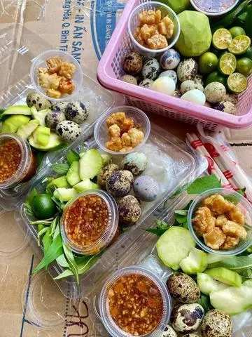 Hình ảnh Bánh tráng chấm muối sệt cóc tóp mỡ