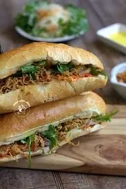 Hình ảnh Bánh mì gà xé - pate