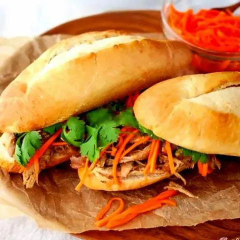 Hình ảnh Bánh mì gà xé