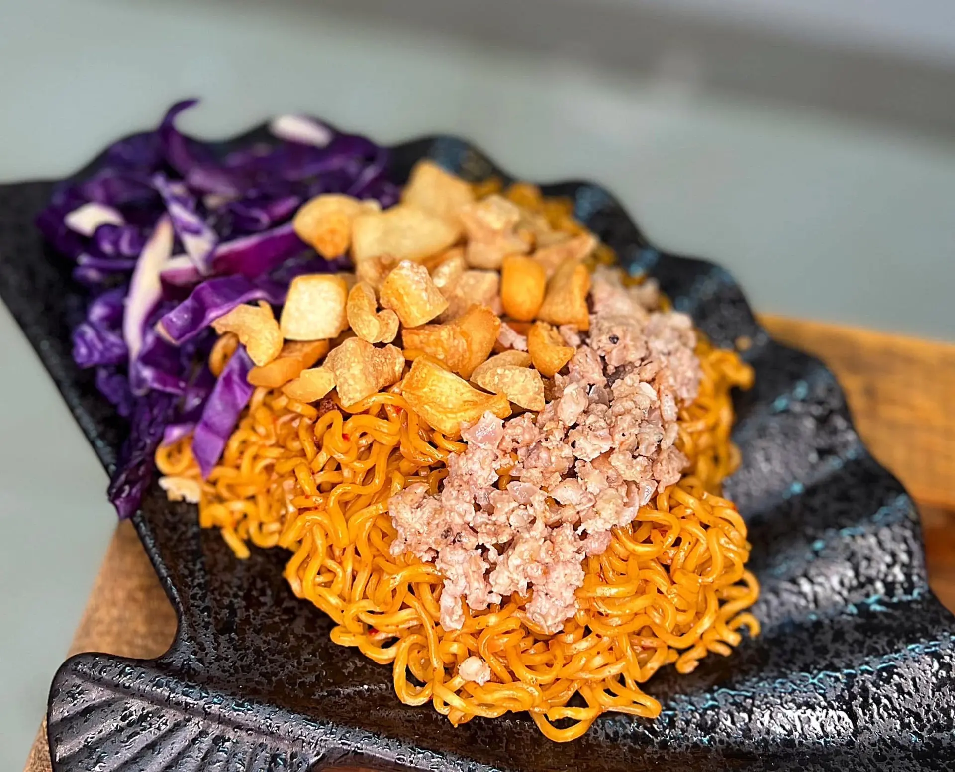 Hình ảnh Mì Trộn Indo Tóp Mỡ Thịt Bằm