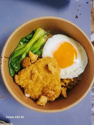 Hình ảnh MÌ TRỘN ỨC GÀ SỐT CAY TRỨNG ỐP LA RAU CỦ TÓP MỠ