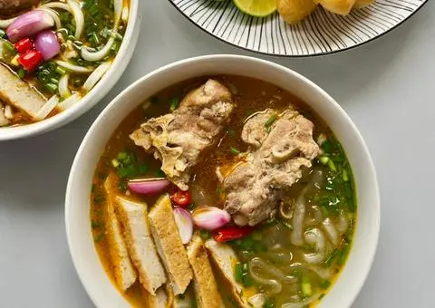 Hình ảnh bánh canh xương ,chả cá ,trứng cút 
