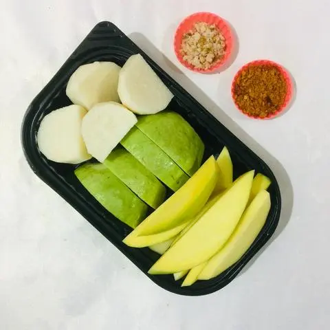 Hình ảnh Hộp mix 3 món - xoài - ổi - sắn