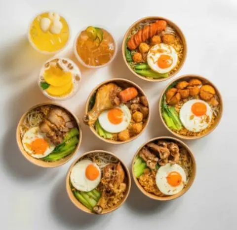 Hình ảnh Combo trứng cuộn mì trộn và nước