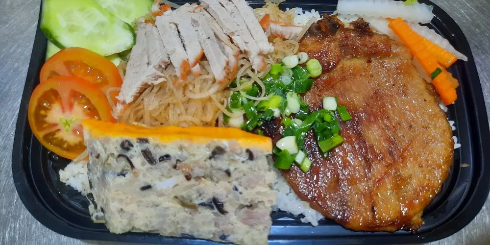 Hình ảnh Cơm bì chả  ( tặng canh )