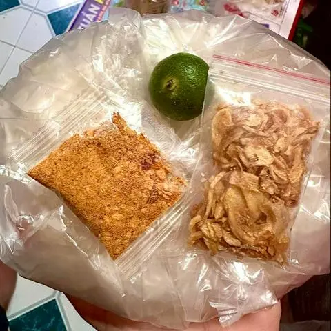 Hình ảnh Bánh tráng dẻo vò muối bò hành phi ngon