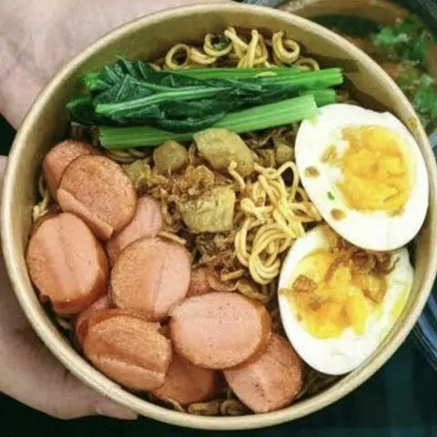 Hình ảnh Mì Trộn Trứng Lòng Đào + Xúc Xích