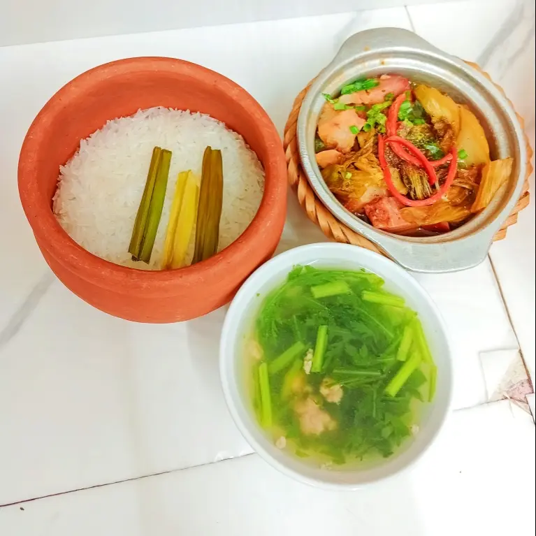 Hình ảnh Cơm Niêu Heo Quay Kho Cải Chua & Canh
