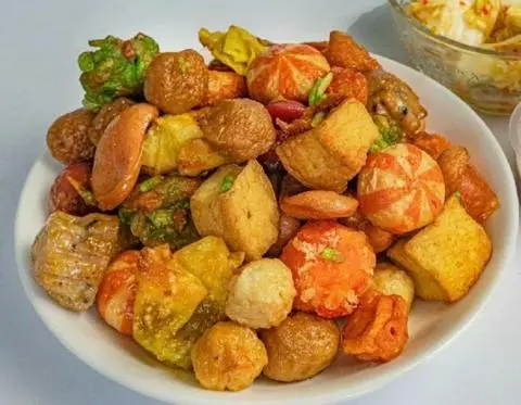 Hình ảnh Cơm Thố Cá Viên Thập Cẩm Sốt Mắm Tỏi