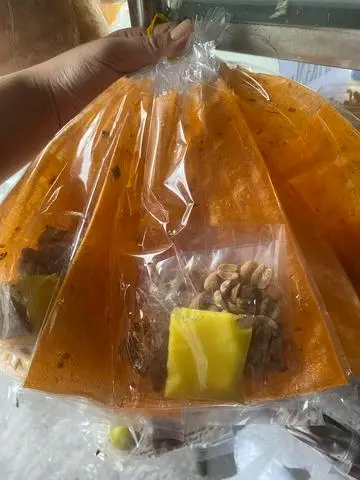 Hình ảnh Bánh Tráng Đỏ Dẻo Cuốn Bơ