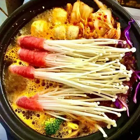 Hình ảnh MÌ KIM CHI BÒ CUỘN NẤM 