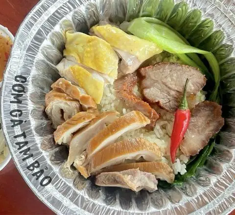 Hình ảnh Cơm gà ta - phá lấu - xá xíu