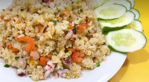 Hình ảnh cơm chiên hải sản + trứng đập vào chiên chung với cơm 