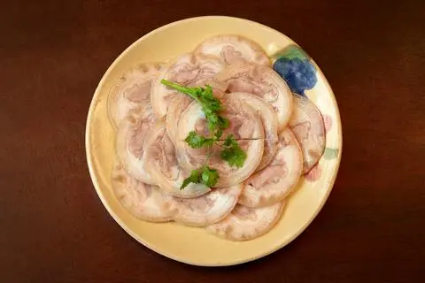 Hình ảnh Chân giò luộc rút xương