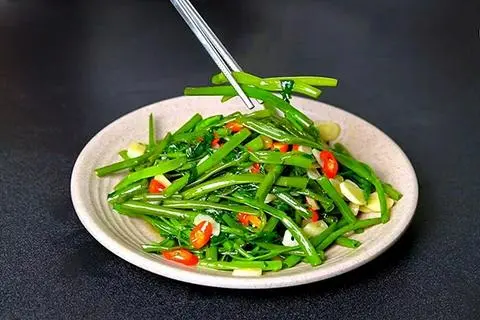 Hình ảnh rau muống xào tỏi 