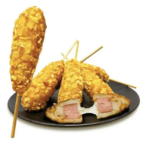 Hình ảnh Hotdog phô mai xúc xích tẩm khoai tây