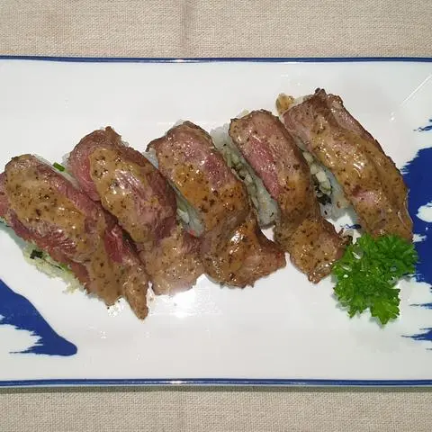 Hình ảnh Cơm cuộn thăn bò mỹ sốt tiêu 