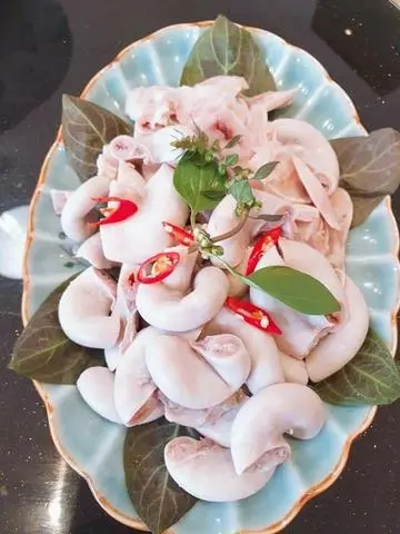 Hình ảnh Dồi Trường Xào Củ Hành Trắng 