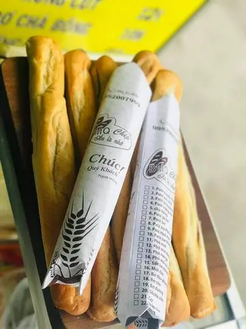 Hình ảnh Bánh mì que Pate chà bông, xúc xích