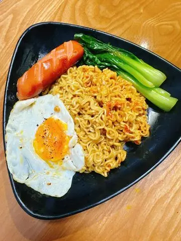 Hình ảnh Mì Trộn indomie Xúc Xích Trứng Tóp Mỡ