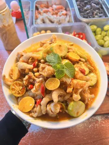 Hình ảnh Chân gà sốt thái lớn