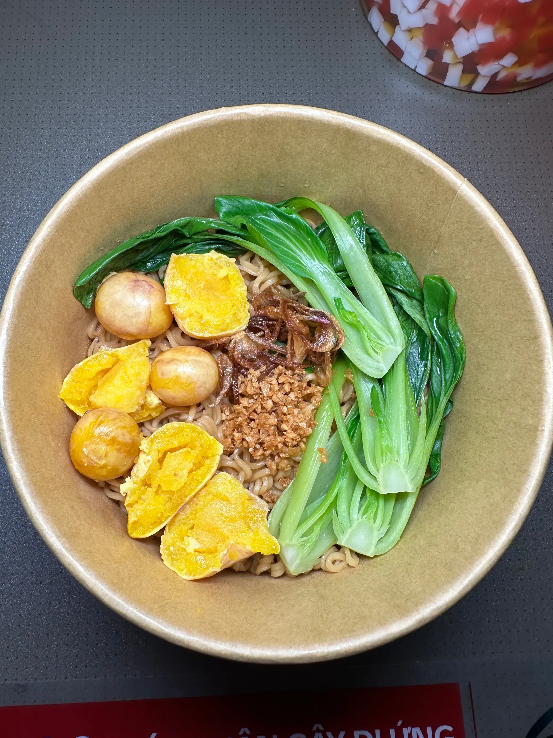 Hình ảnh Mì trộn trứng non